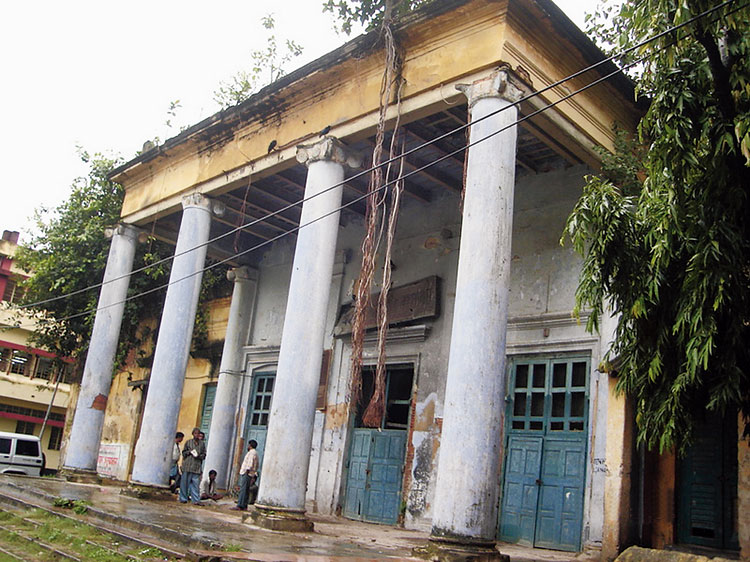 The north gate of the Danish Government House before renovation.The construction of the structure had begun in 1771. The residence of the Head of Serampore under Danish administration and a court of law in the British regime, it has been restored by the state heritage commission.