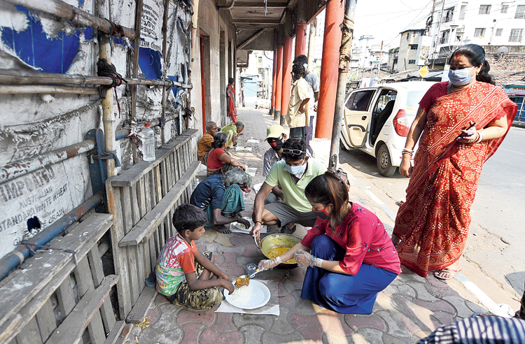 Social activists Nil Malakar and Tania Pal serve a meal of fish and rice to pavement dwellers and beggars in Tollygunge. They have been giving food to the people who live in this spot since the first day of the 21-day lockdown, they said
