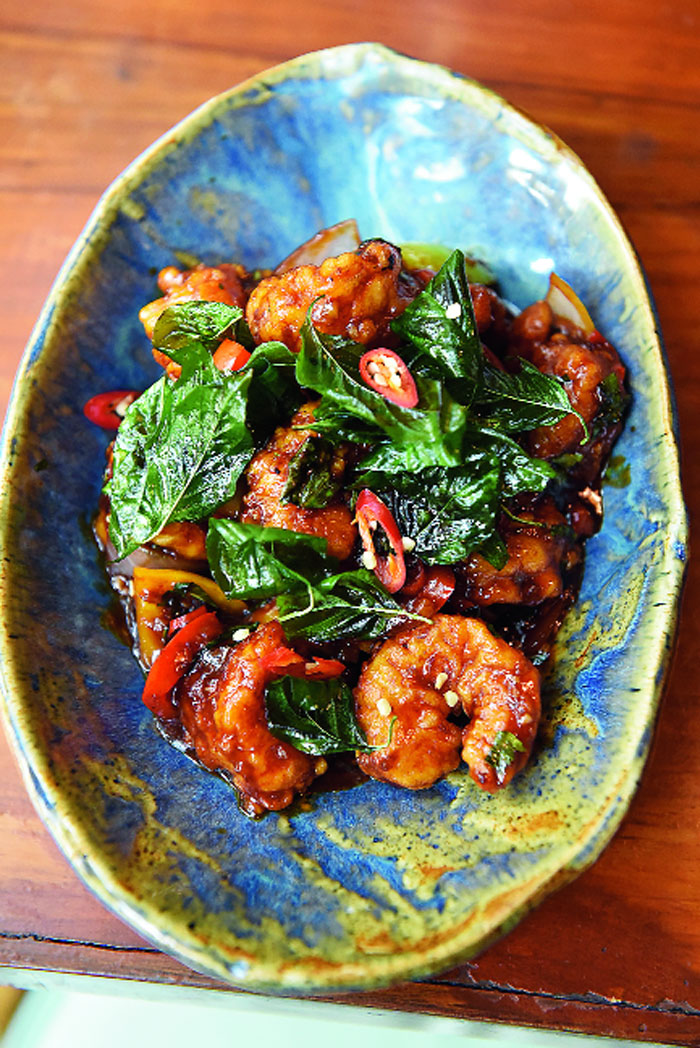 Kra Pow Style Prawn is a stir-fry that has lightly batter-fried prawns in a spicy hot basil sauce. The prawns are wok-tossed with Thai basil, red chillies and bell peppers and garnished with deep-fried crunchy Thai basil leaves.