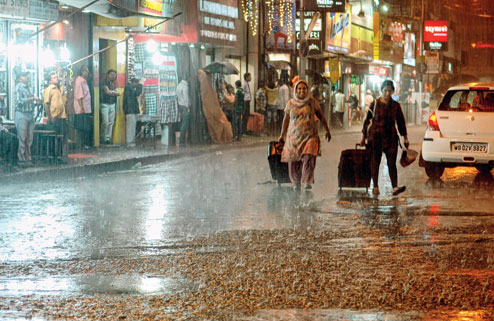 Rain in cyclone effect - Telegraph India