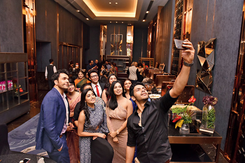 Arjun Chakrabarty takes a groupfie with Abir, Sudeshna, Ishaa, Gaurav, Ridhima, Sreeja, and Sauraseni at the dinner zone