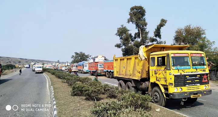 A traffic jam on the NH-33 near Kujju Ghati