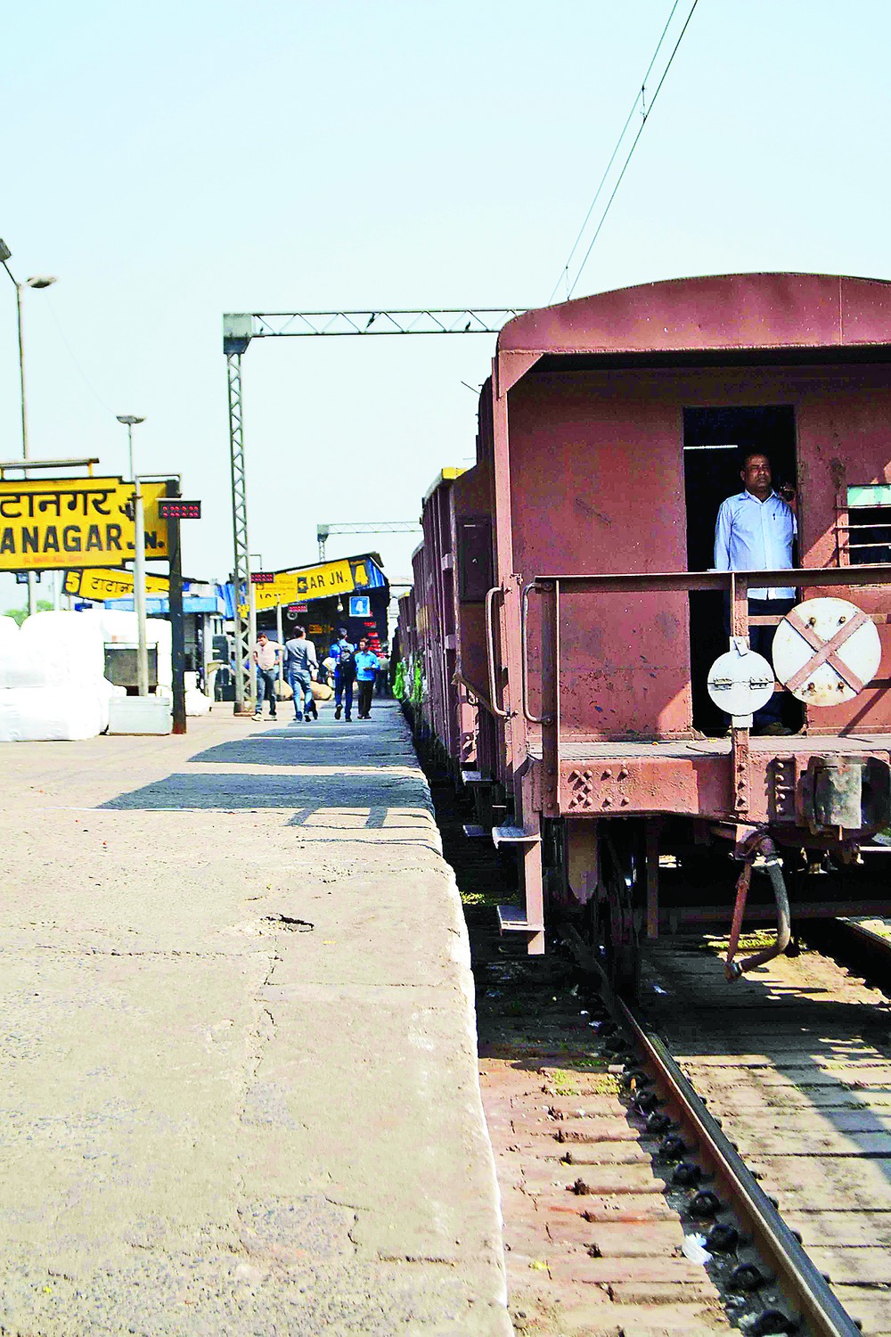 Man jumps in front of train Telegraph India