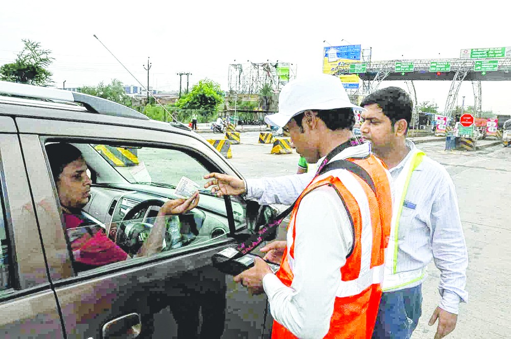 long-queues-at-toll-plaza-delay-workers-telegraph-india