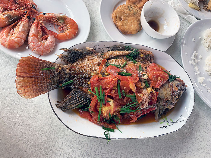 On the cruise, which is the most popular way of travelling in this crowded bay, expect to be served fish cooked with vegetables like tomatoes and herbs like coriander