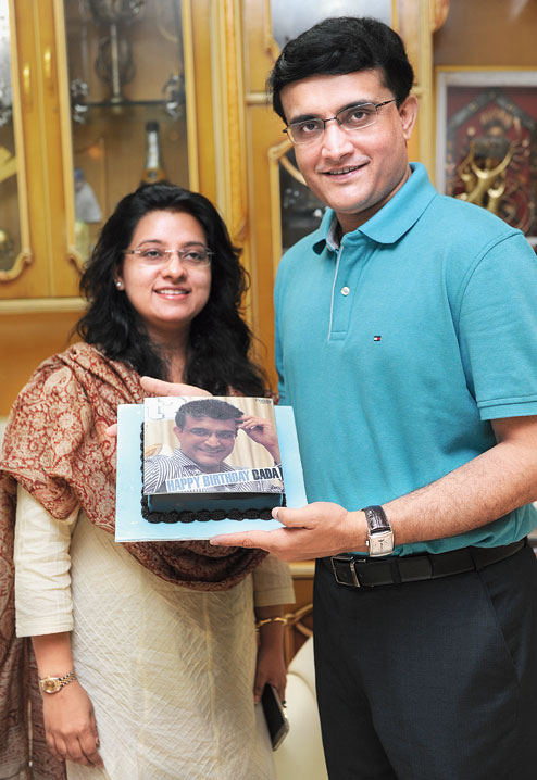 Kolkata:Former Bengal Cricketer Sambaran Banerjee offer piece of cake to  BCCI President Sourav Ganguly. #Gallery