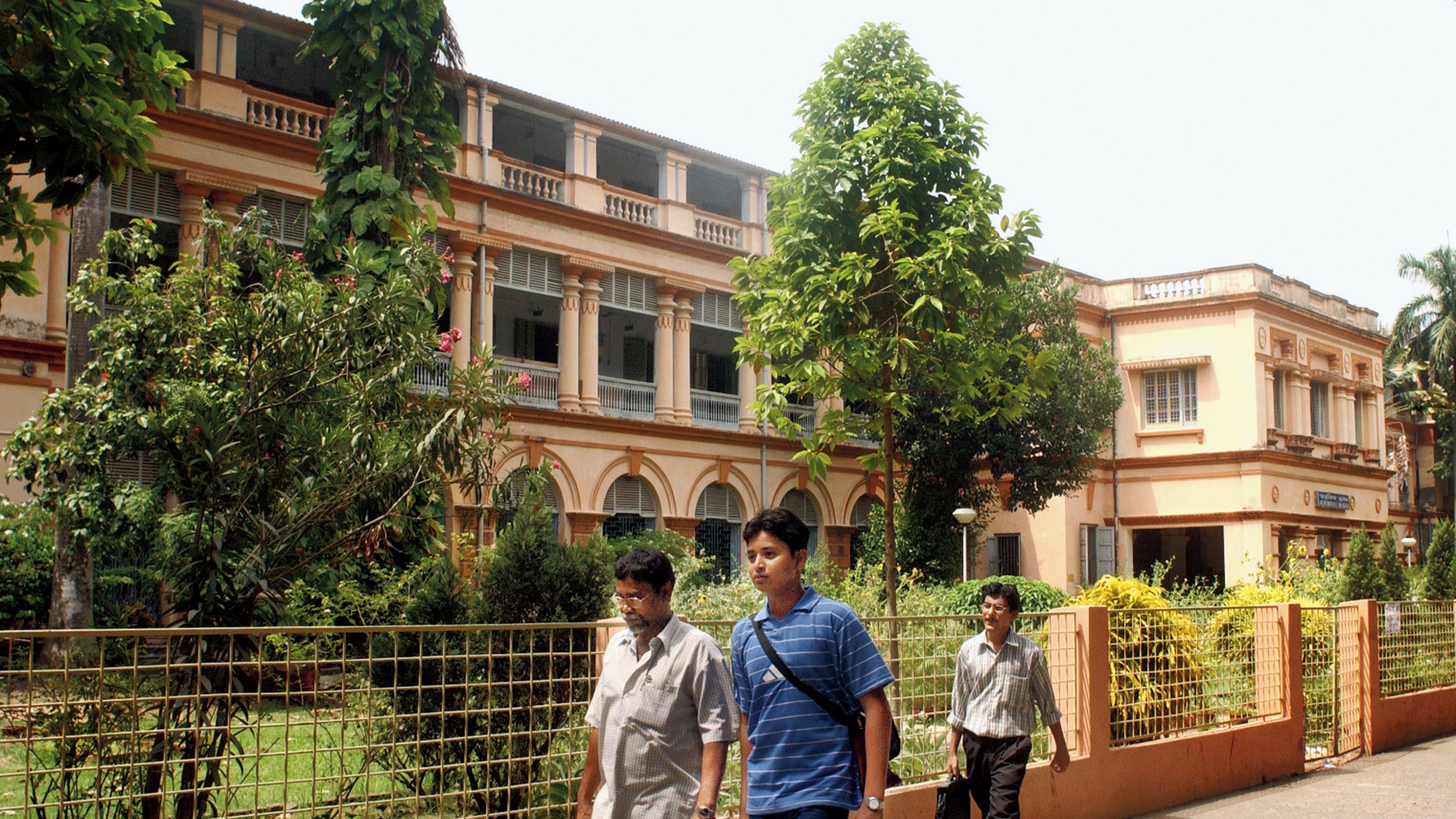 A professor of mechanical engineering said JU should not be coy about a domicile quota given the fact that IIEST Shibpur and NIT Durgapur had reserved 50 per cent of their seats for candidates from Bengal.