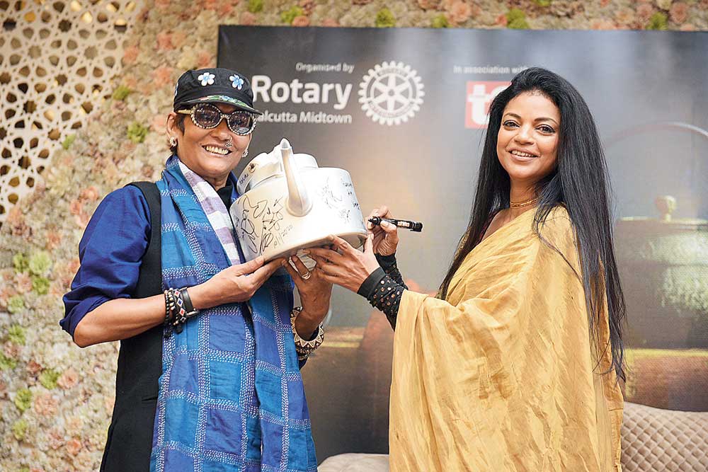 Bibi Russell (left), chief guest, and Nayanika Chatterjee, guest of honour, signed the symbolic ‘Kolkata Kettle’ at the start of the session. “This is a wonderful experience, a great exposure for a lot of crafts. I love coming back for Kolkata Kettle because it’s a lovely exhibition and endeavour. Every part of India has a different craft that the younger generation, especially, don’t know about. We look at the West for clothing, fabrics, embroidery, intrinsic textiles, but we have it all here. What we need to do is understand our country, the different parts that have so much to offer, and promote them. Certain crafts might be a little decadent so to say, but modernise them and put it on a platform, give it that impetus and push to come up,” said Nayanika.