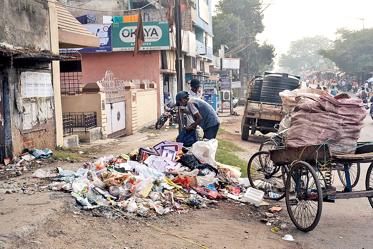 Jamshedpur civic body, citizens in trash war - Telegraph India