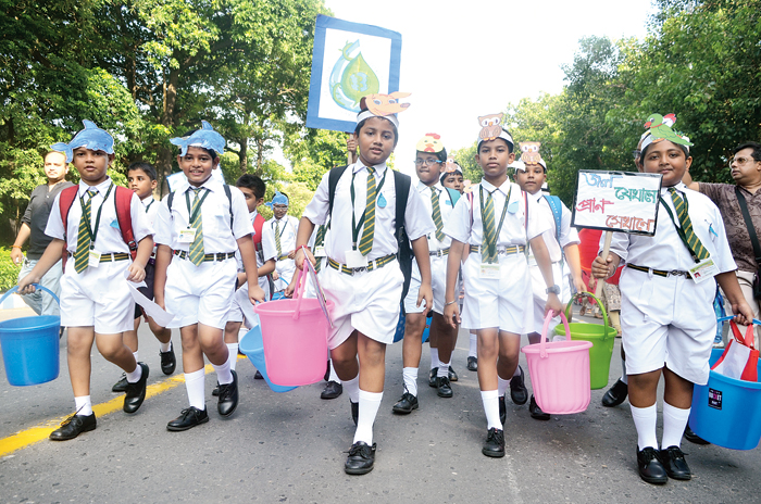 Students of St Joseph’s College went on a Bucket Abhijaan, a walk to create awareness about the hazards of global warming, delayed monsoon and its implications. The participants urged people to save water by turning off taps and using buckets instead of shower for bath to stop wastage of water. The walk started from Victoria Memorial and ended at St Joseph’s College.
