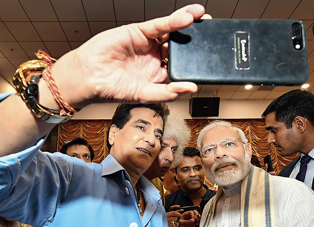 Actor Jeetendra takes a selfie with the Prime Minister during the inauguration.
