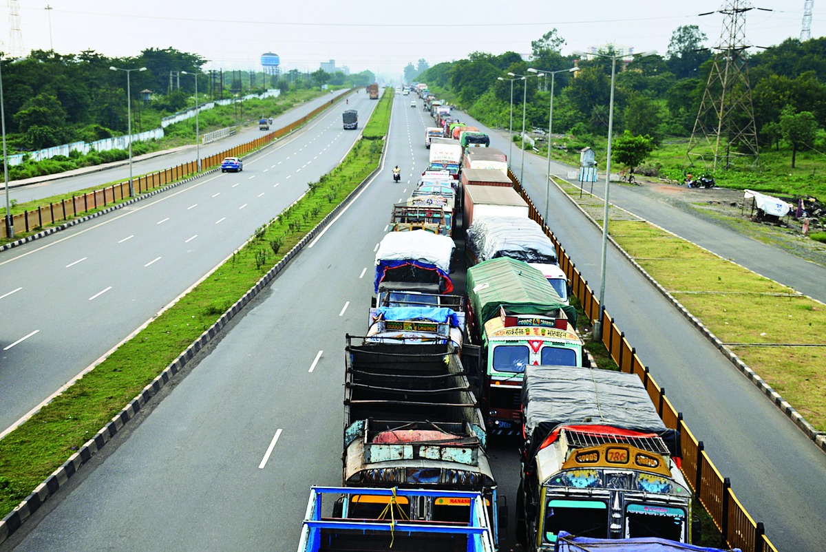 Trucks stranded on highways - Telegraph India