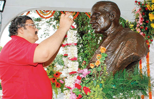 Ranchi forgets resident legend             - Garlands & glib amnesia: tale of 2 cities on birth anniversary of iron man PN Bose