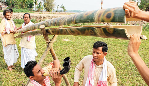 Musical tribute to bind Assam's 27 districts - Folk artist crafts ...