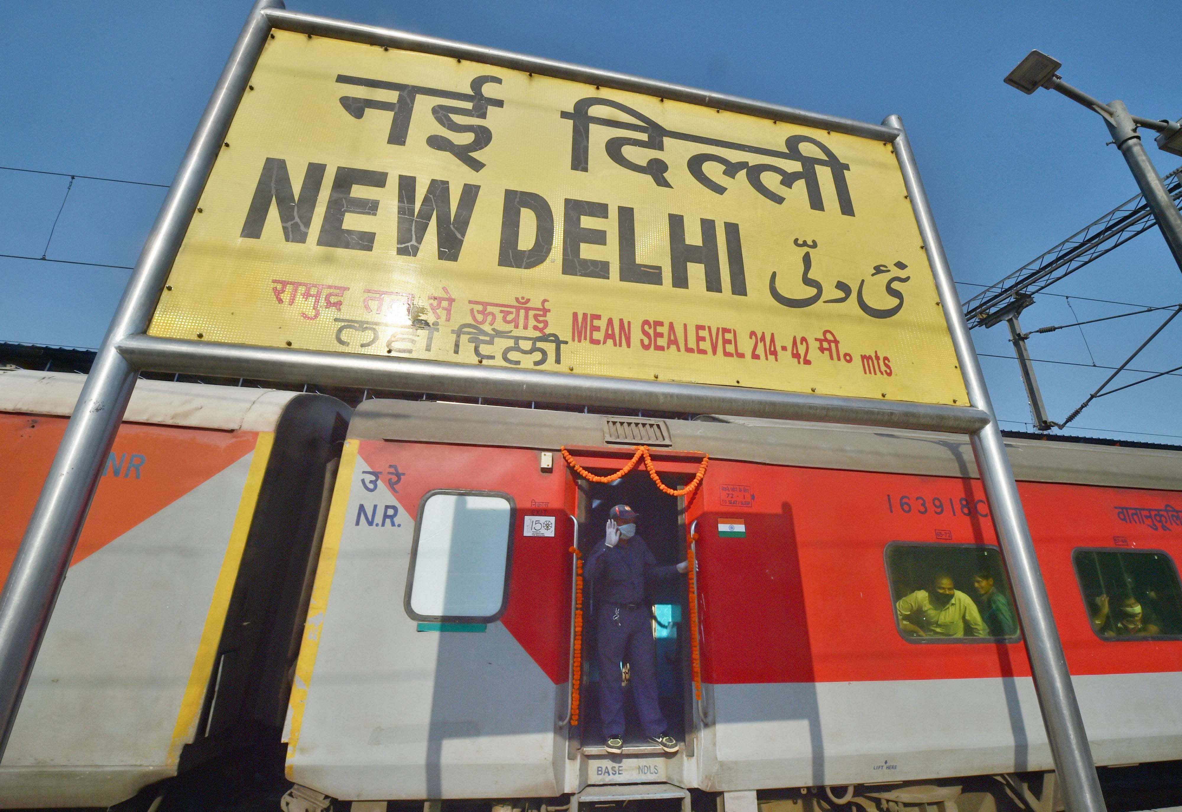 With no public transport, people left stranded at New Delhi railway station - Telegraph India