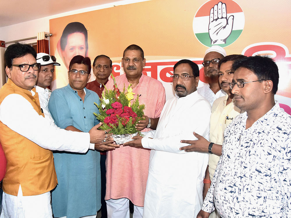 Kirti Azad (centre) being felicitated during the grand alliance meeting in Dhanbad on Tuesday. 