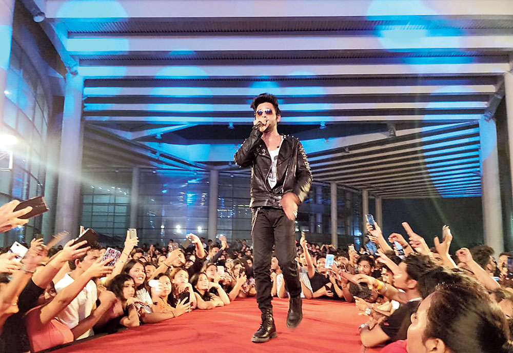 Singer Stebin Ben works the crowd