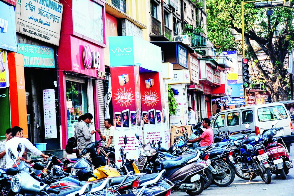 Pavements choke on ads - Telegraph India