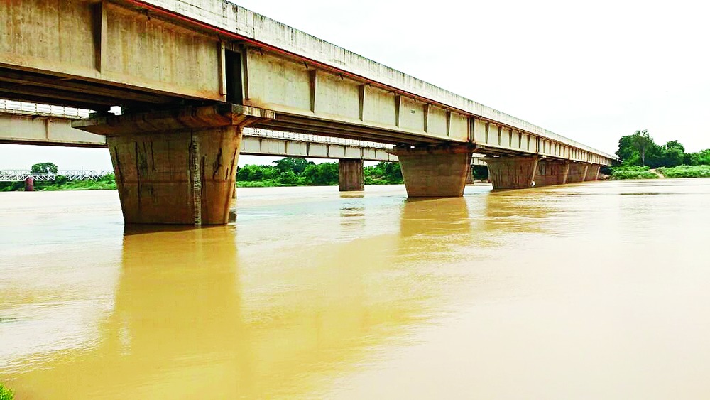 Flood threat to low areas as river swells - Telegraph India