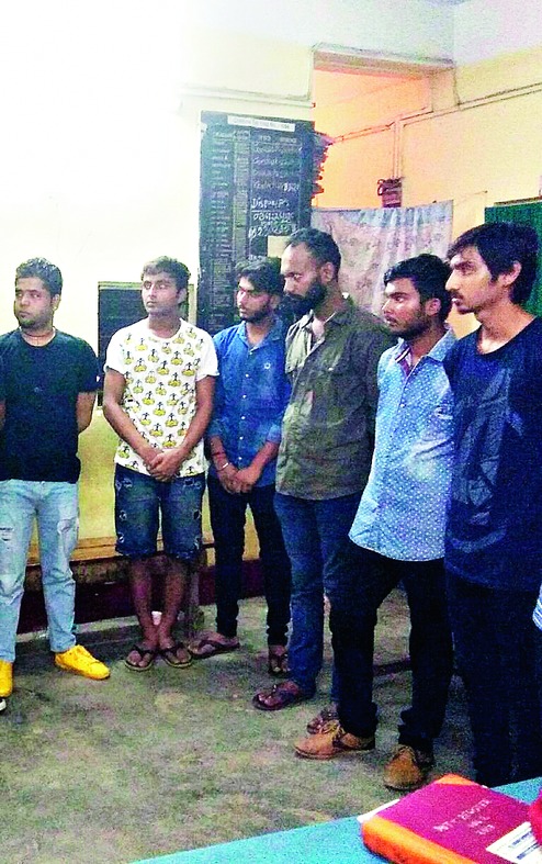 8 held for illegally running call centre