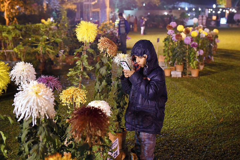 The beautiful display of flowers brought out the photographer in everyone. This little one went click-click with a mobile phone!