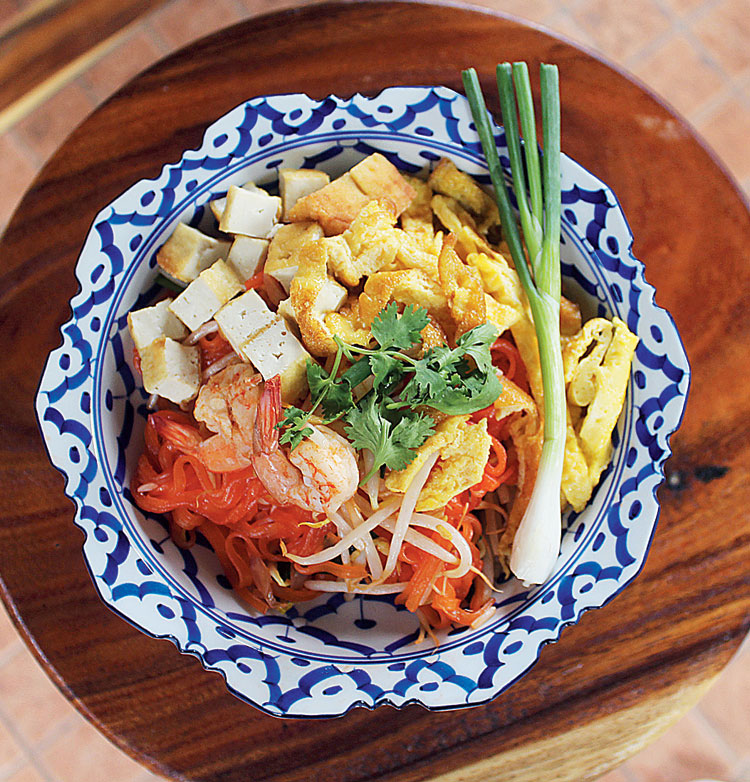 Phad Thai served in Bencharong crockery