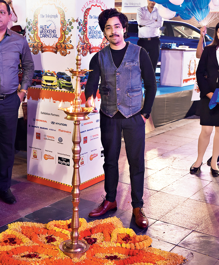 Riddhi Sen lit the lamp to formally inaugurate The Telegraph Auto Weekend Carnival at City Centre Salt Lake