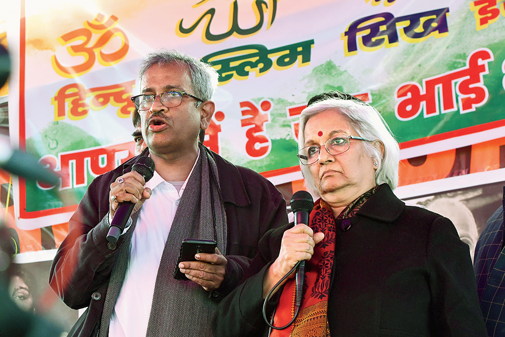 Supreme Court-appointed interlocutors Sanjay Hegde and Sadhna Ramachandran interact with the protesters