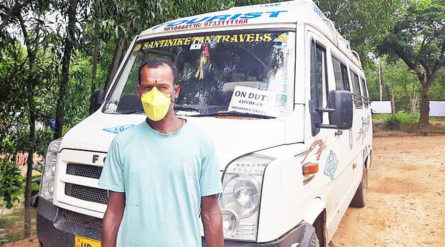 Coronavirus lockdown: a Bengal migrant worker's turnaround tale-Babuswar Murmu, wears the tag of Covid Warrior given by the state government, with pride