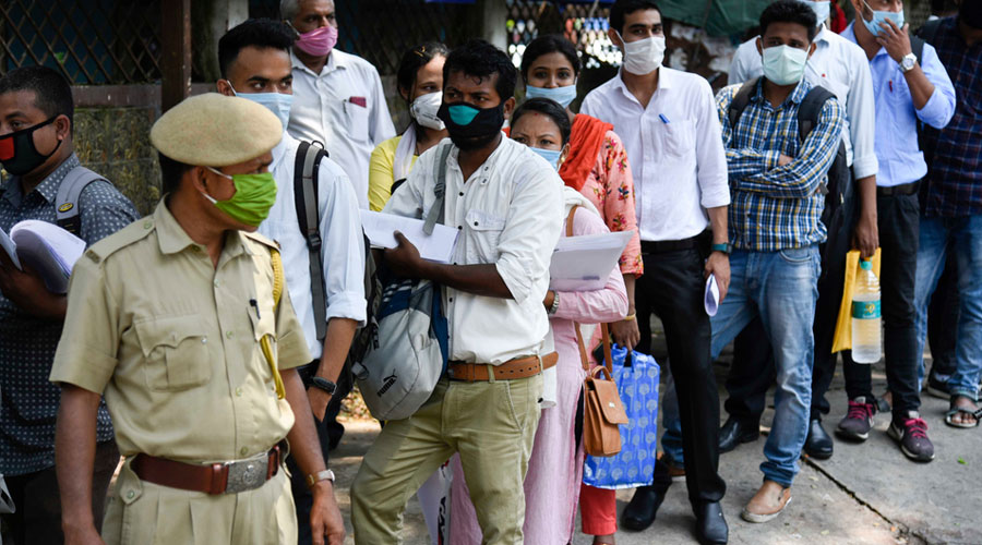 Bengal forest job queue amid language haze-  Criterion of reading and writing in Bengali, with 60 marks, created a flutter in north Bengal