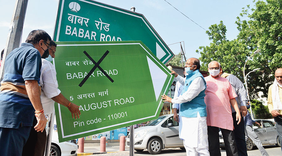 Goel changes the road signage.