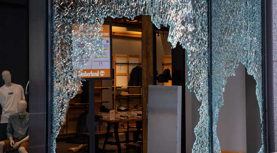 provincie Arresteren Radioactief chicago-shootout - Hundreds ransack downtown Chicago businesses after  shooting - Telegraph India