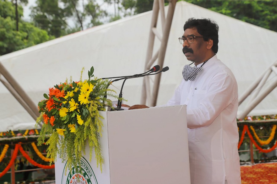 Hemant Soren addresses the state after the flag hoisting ceremony at the Morabadi ground on Saturday