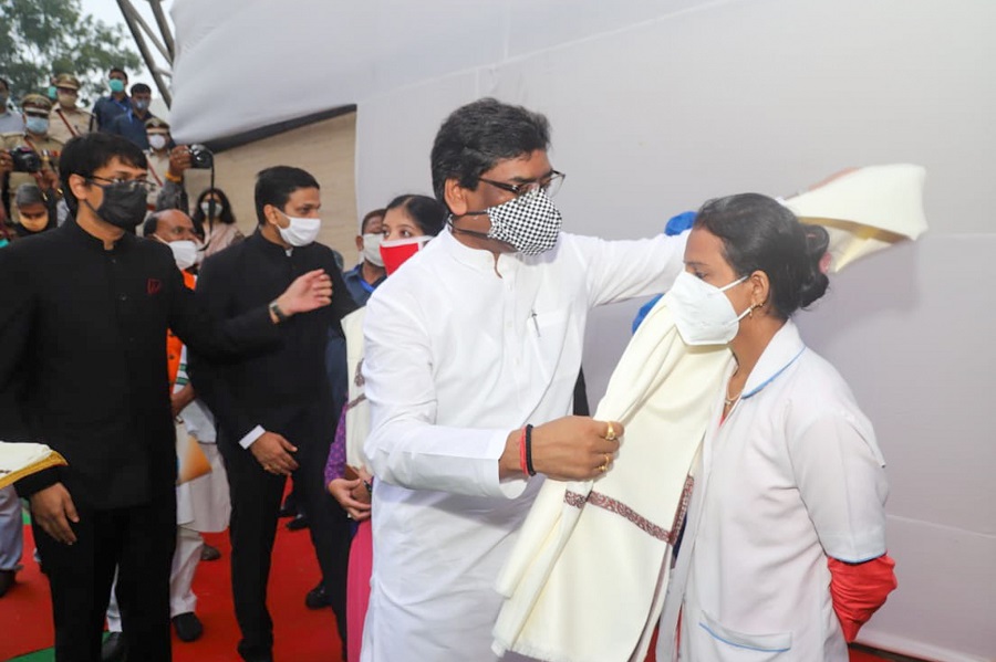 Chief Minister Hemant Soren facilitates a health worker who played a leading role in the fight against the Coronavirus epidemic on the occasion of Independence Day at Morabadi in Ranchi on Saturday