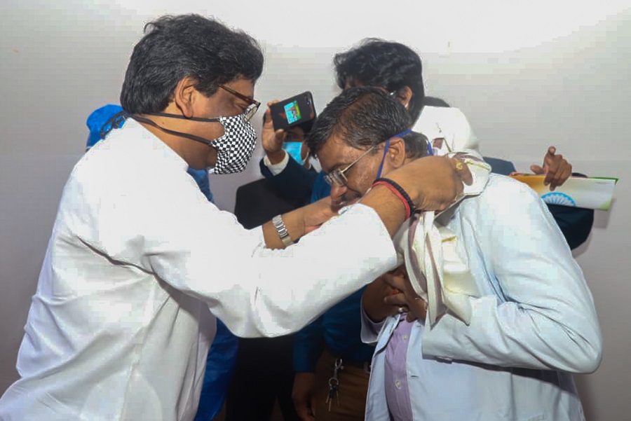 Chief Minister Hemant Soren facilitates a doctor 
