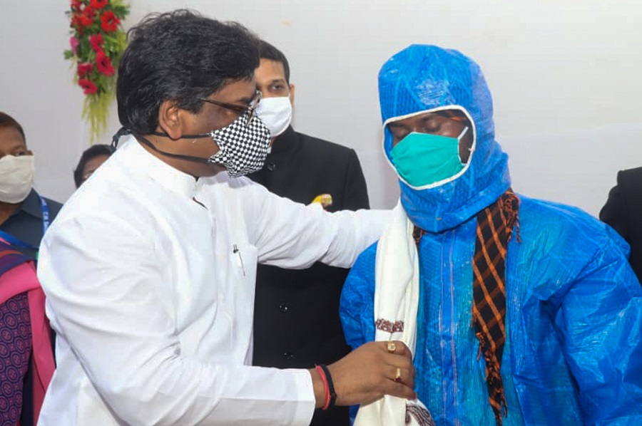 Chief Minister Hemant Soren facilitates a sanitization worker 