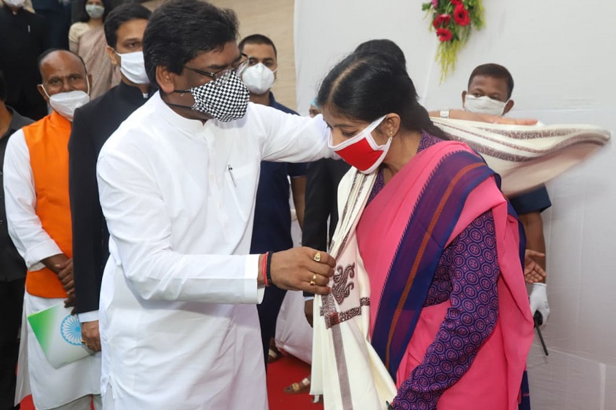 Chief Minister Hemant Soren facilitates a law enforcement officer