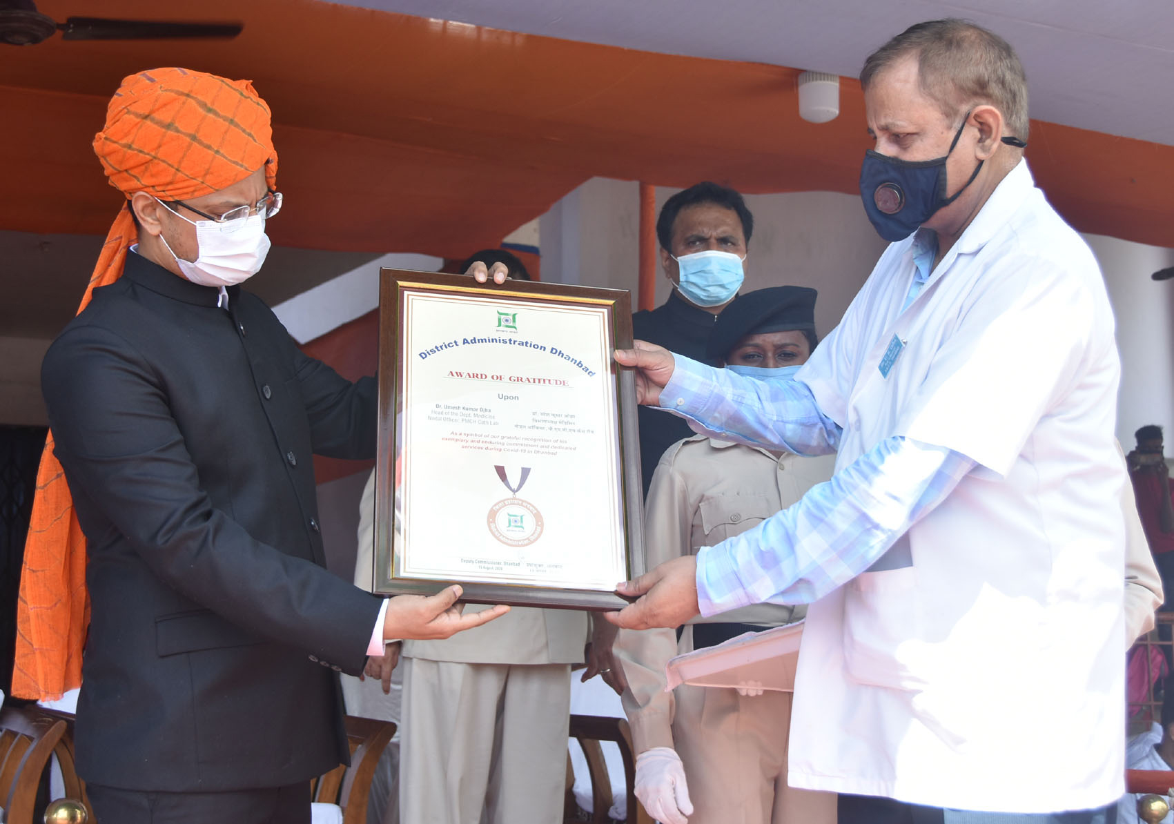 Dhanbad DC Uma Shankar Singh felicitates one of the doctors as “Frontline Corona Warriors” during the ceremony