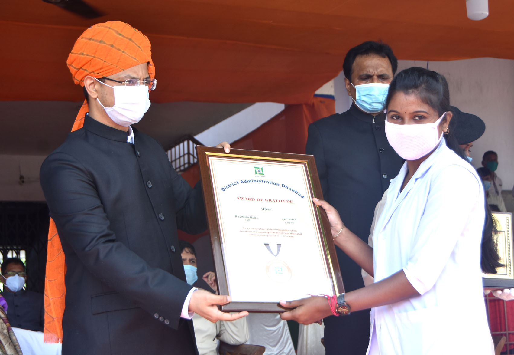 Dhanbad DC Uma Shankar Singh felicitates one of the nurses as “Frontline Corona Warriors” during the ceremony
