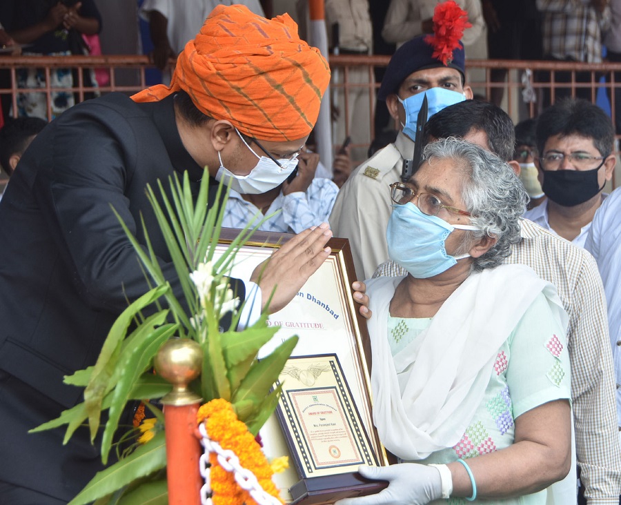 Dhanbad DC Uma Shankar Singh felicitates and talks with cancer-affected 77-year-old Paramjit Kaur who beat Covid-19, during the Independence Day ceremony