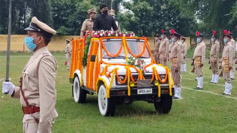 Deputy commissioner Ramesh Gholap inspects the guard of honour at Koderma on Saturday.