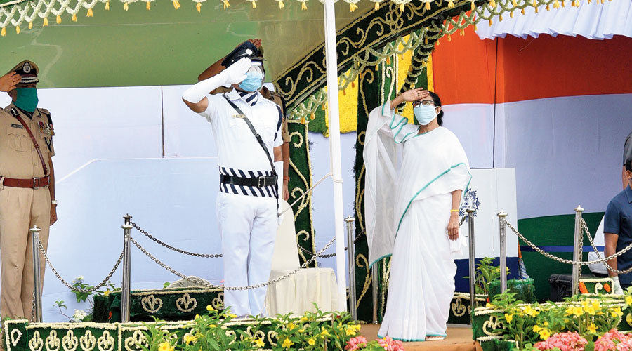 Mamata Banerjee hoists the Tricolour