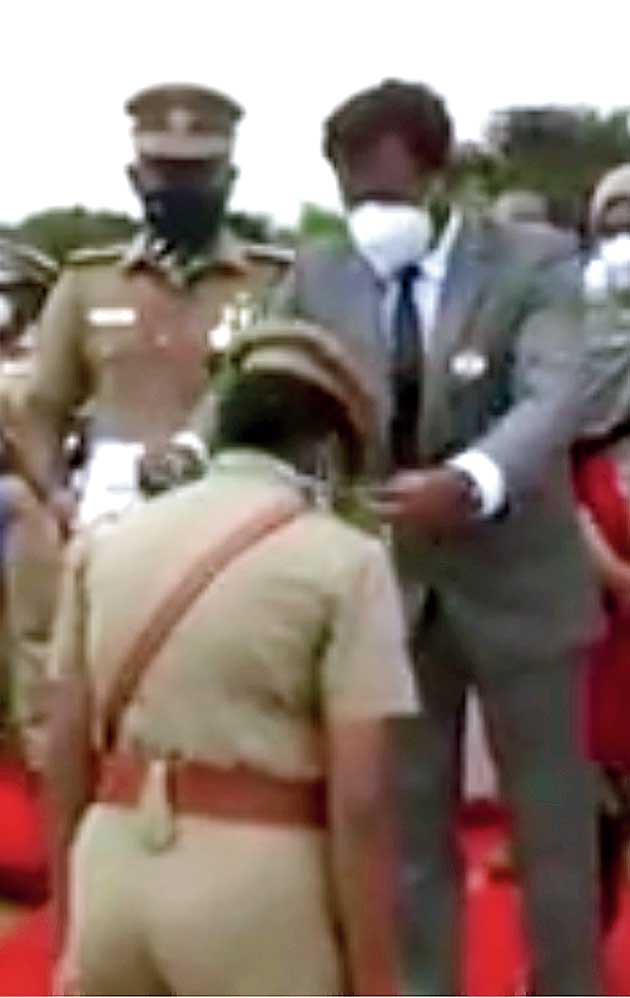 Inspector M. Allirani receiving the State Bravery Award during the Independence Day event in Tiruvannamalai, Tamil Nadu