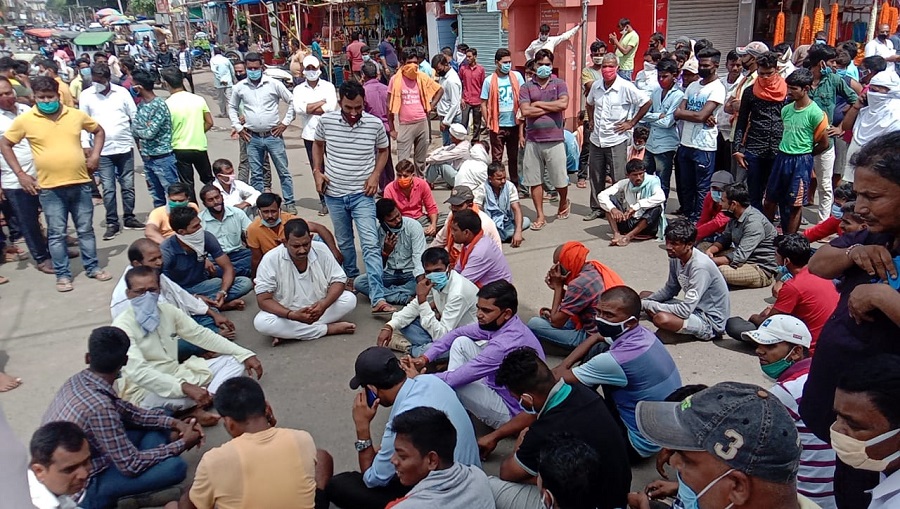RJD cadres, family members and others blocked the road at Tower Chowk in Giridih demanding arrest of criminals.