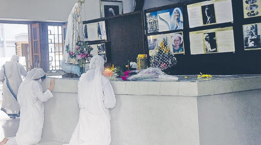 Missionaries of Charity nuns at the tomb of Mother Teresa in Mother House on AJC Bose Road on the occasion of Mother's 110th Birthday 