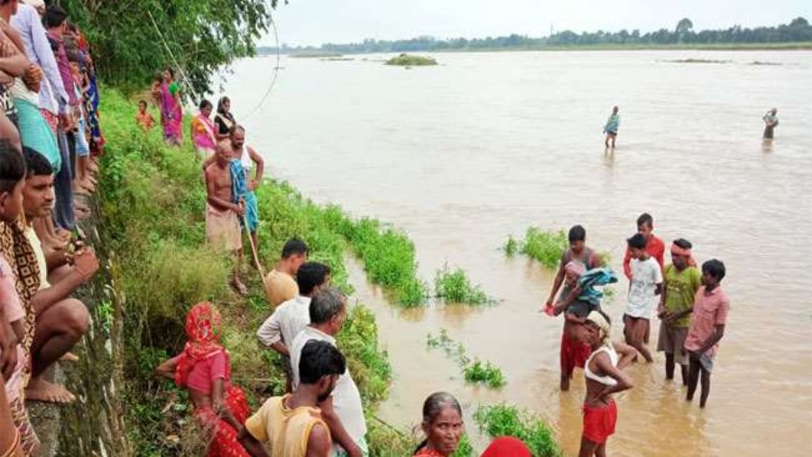 Villagers gather on the banks of the Nilanjana river in Chatra. 