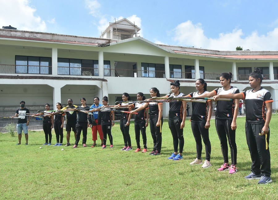 Players of the divisional sports association, ECR, Dhanbad Rail Division taking a pledge to be fit and healthy during the ‘Fit India Movement’ campaign at the Railway Stadium in Dhanbad on the occasion of National Sports Day on Saturday