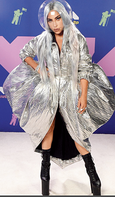 4.One look at Lady Gaga’s red-carpet outfit took us back to one of this year’s t2 party theme — metallic! Mama Monster who bagged several awards later, walked in channelling some serious Moon Person vibe in a transparent helmet by Muscarella, a silver number by Area and her massive Gaga high heels! The singer-actor kept her make-up minimum and opted for silver mane.