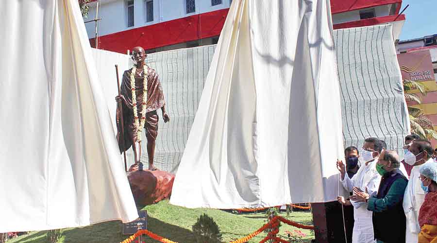 'Rival' political forces come together in Siliguri- Mahatma’s statue unveiled in Siliguri at Kutcheri Road