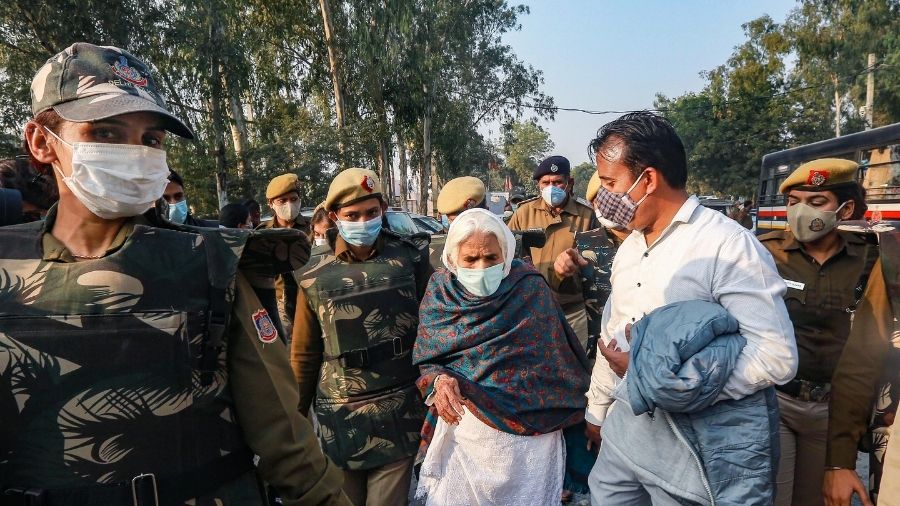 Bilkis bano returns after being stopped by the Delhi Police at the Singhu border.